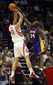 姚明奥尼尔火箭vs湖人(姚明和奥尼尔对战视频) 姚明奥尼尔火箭vs湖人(姚明和奥尼尔对战视频)