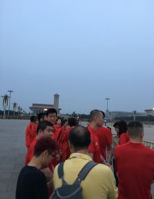 中国女排队员升国旗照片(女排夺冠升国旗)